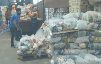  ??  ?? Un poco más de 103 toneladas de alimentos fueron entregados ayer a la SEN por parte de colegios privados.