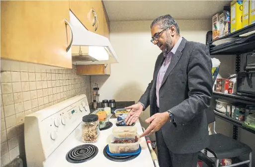  ?? ANDREW LAHODYNSKY­J FOR THE TORONTO STAR ?? Bobby Umar shows off some of his low-carb meal preparatio­n, which includes curried chicken, keto-friendly bread and mixed nuts.