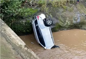  ??  ?? Sacar del río el carro de Pablo Daniel Antonio Gabas fue una tarea que duró cerca de tres horas.