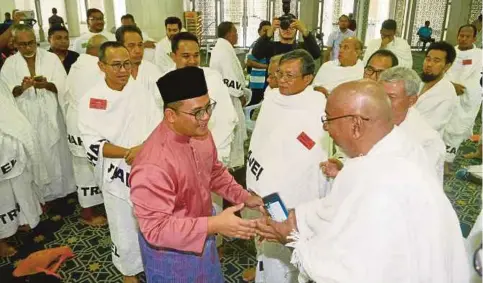  ??  ?? AMIRUDIN bersama peserta bakal haji selepas merasmikan Kursus Haji Perdana Musim 1439H Zahafiz Travel and Tourism, semalam.