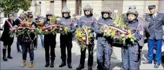  ?? - Crédits : HM ?? La brigade des Sapeurs-pompiers de Verdun et l’adjointe au maire Aurélie Delmas (à gauche)