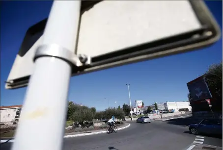  ?? (Photo Sébastien Botella) ?? L’agression s’est produite au début du boulevard de l’Estérel, aux abords du Carrefour contact.