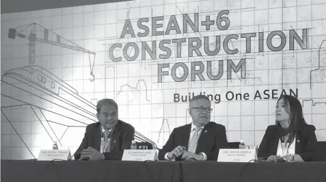  ?? GMA NEWS ONLINE ?? Local contractor­s need to prosper before liberalizi­ng the sector to foreign participan­ts, Trade Secretary Ramon Lopez said during the ASEAN+6 Constructi­on Forum press conference in Parañaque City. With Lopez (center) are Isidro Consunji (left),...