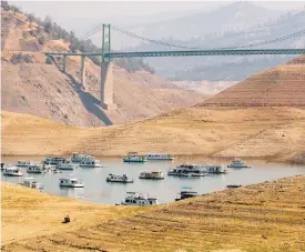  ?? JOSH EDELSON AGENCE FRANCE-PRESSE ?? En Californie, le lac Oroville était à 23 % de sa capacité dimanche. La valeur des contrats à terme sur l’eau a doublé à cause de la rareté qui découle des feux de forêt et des sécheresse­s qui ravagent la côte ouest américaine.