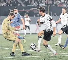  ?? /EFE. ?? Thomas Müller (13) anota uno de sus dos goles ayer en la escandalos­a goleada a Liechtenst­ein.