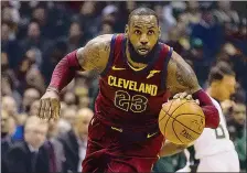  ??  ?? Mattatore LeBron James protagonis­ta nel match contro i Raptors