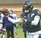  ?? KENNETH K. LAM/BALTIMORE SUN ?? The Ravens have allowed quarterbac­k Lamar Jackson to bring his offseason quarterbac­k coach to training camp, which is extremely unusual, columnist Mike Preston writes.