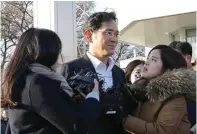  ?? AHN YOUNG-JOON/AP ?? PERCOBAAN: Lee Jae-yong (tengah) keluar dari penjara kemarin.