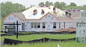  ?? DE SISTI / MILWAUKEE JOURNAL SENTINEL MIKE ?? Crews work on a house being built in Brookdale Estates in Menomonee Falls.