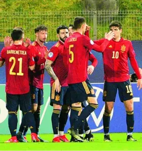  ?? EFE ?? Los jugadores españoles celebran el primer gol de Dani Gómez
