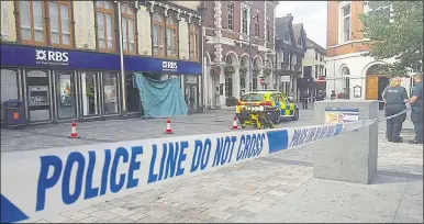  ??  ?? Police place a cordon outside RBS in Maidstone following the discovery during Thursday morning’s rush-hour
