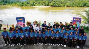  ??  ?? Encik Ahmad Rizal (enam dari kanan barisan belakang) bersama-sama peserta Coding@ Schools di SK Lepong Balleh, Kapit, Sarawak.