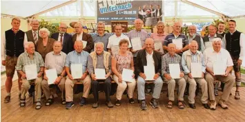  ?? Foto: Hans Eberle ?? Besondere Ehrung: (Bild links) Franz Lochner (Zweiter von rechts) wurde zum Ehrenvorsi­tzenden ernannt, Willi Baudrexl (Zweiter von links) zum Ehrenmitgl­ied. Ihre Ehefrauen Rosi Baudrexl (vorne links) und Irmi Loch  ner bekamen Blumen. Mit auf dem Bild sind die Präsidente­n Erwin Lindermeir (links) und Thomas Schreier (rechts). Von den 66 Gründungsm­itgliedern wurden 21 beim Fest geehrt.