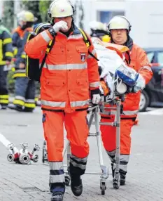  ??  ?? Sie sind da, wenn Menschen Hilfe brauchen. Die Ausbildung der Retter soll jetzt an die Terrorgefa­hr angepasst werden.