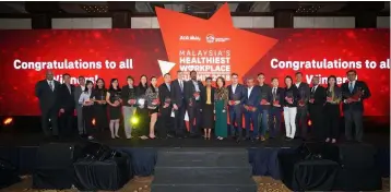  ??  ?? Champions of Malaysia’s Healthiest Workplace by AIA Vitality 2018 with Anusha (centre).