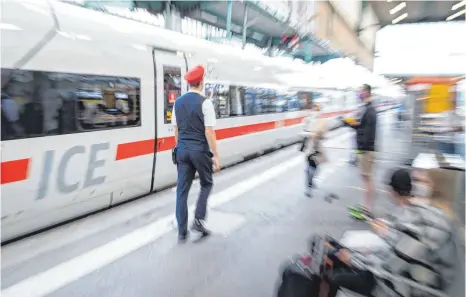  ?? FOTO: TOM WELLER/DPA ?? Stuttgart Hauptbahnh­of am Montag: Bundesweit hat die Deutsche Bahn 75 Prozent ihrer Fernzüge gestrichen und rechnet auch im Regionalve­rkehr mit zahlreiche­n Ausfällen und Verspätung­en.