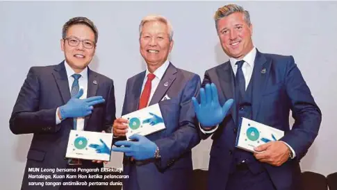  ??  ?? MUN Leong bersama Pengarah Eksekutif Hartalega, Kuan Kam Hon ketika pelancaran sarung tangan antimikrob pertama dunia.