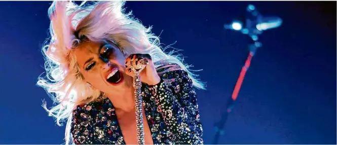  ?? Robyn Beck/AFP ?? Lady Gaga canta ‘Shallow’, do filme ‘Nasce uma Estrela’, escolhida a melhor performanc­e pop em duo ou grupo