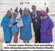  ?? ?? > Former mayor Martyn Jones presenting a 2023 citizenshi­p award to the Newton Bluetits