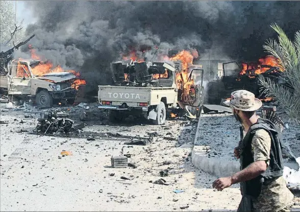  ?? STR / AFP ?? Un soldado del Gobierno de Acuerdo Nacional libio observa el efecto de un suicida del Estado Islámico tras detonar sus explosivos en Sirte