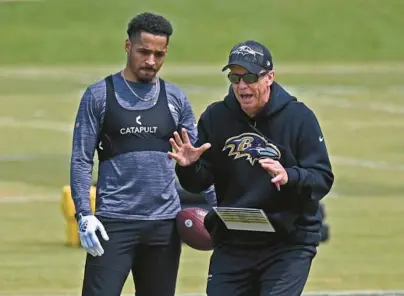  ?? BALTIMORE SUN PHOTOS KENNETH K. LAM/ ?? Ravens offensive coordinato­r Todd Monken, right, talks with wide receiver Tylan Wallace during practice at the Under Armour Performanc­e Center on Wednesday. “We’re excited about the guys that are here,” Monken said. “I know Lamar [Jackson’s] working hard.”