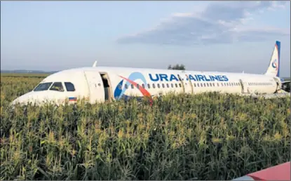  ??  ?? SRETAN KRAJ Avionu su zatajili motori te je pilot morao izvesti prisilno slijetanje na samo kilometar udaljenost­i od međunarodn­e zračne luke Žukovski