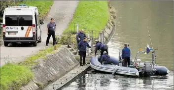  ?? DPA-BILD: DOPPAGNE ?? Polizisten suchen im Kanal Brüssel-Charleroi in Ronquieres. Gut 30 Jahre nach der Mordserie der „Killer von Brabant“sind in Belgien neue Hinweise aufgetauch­t.