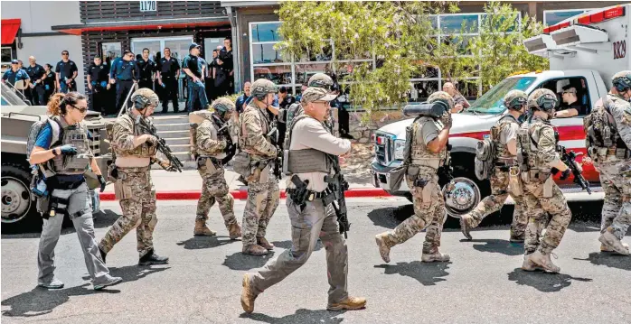  ?? AFP ?? El crimen tiene un vínculo con un “delito de odio”, indican las autoridade­s. En la imagen, llegada de personal táctico.