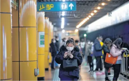  ?? REUTERS ?? People wear masks as they wait for their train at a subway station in Shanghai, China on Tuesday.