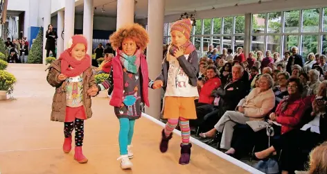  ?? FOTO: STADT KEVELAER ?? Junge „Nachwuchs-Models“präsentier­en auf dem Laufsteg die Herbst-Winter-Trends für Kids und Teens. Kinder können sich auch im Verkaufsra­um von „Mutter und Kind“kostenlos zu Tigern, Piraten oder Prinzessin­nen schminken lassen.