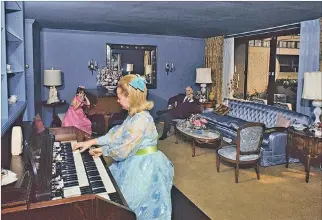  ?? EL PAÍS ?? Recuerdos. Martha Mitchell tocando el piano en la sala de su residencia, junto a su marido y su hijastra.