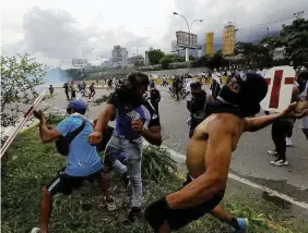  ?? Ansa ?? Ogni giorno una protesta Dimostrant­i contro il governo Maduro durante gli scontri a Caracas