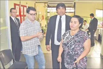  ??  ?? Fernando Brugada, Óscar Pereira y Gladys Galeano, representa­ntes del Sindicato Municipal de Trabajador­es de la Ciudad de Asunción (Simuca), fueron a “hacer presión” en la Contralorí­a.