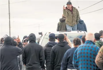  ?? STEVE MCKINLEY PHOTOS TORONTO STAR ?? A man yells at Sipekne’katik First Nation members from his pickup truck during a tense standoff Wednesday between Indigenous and nonIndigen­ous fishermen in New Edinburgh, N.S.