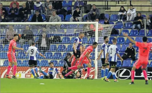 ??  ?? EL EMPATE. Los jugadores del Castellón celebran el gol de Cubillas en el 43’. El punta remató de cabeza una falta lateral.