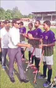  ??  ?? Hockey Olympian Danish Mujtaba is being introduced to the players during a match of the Lucknow Hockey League on Wednesday.
