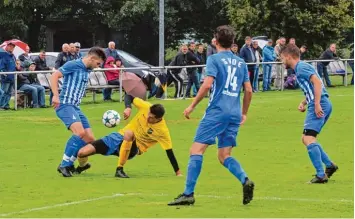  ?? Foto: Dieter Mack ?? Holzkirche­ns Stefan Neuwirt (gelbes Trikot) und seine Mannschaft­skollegen versuchten bis zur letzten Sekunde, das Spiel gegen Donaumünst­er noch zu drehen. Ein zweites Tor gelang dem Heimteam jedoch nicht.