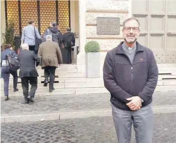  ??  ?? ► Marcelo Gidi, frente a la entrada de la Universida­d Gregoriana en Roma.