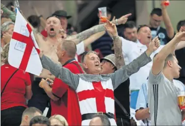  ??  ?? ALEGRÍA. Comenzar el Mundial con una victoria ha desatado el optimismo entre los hinchas ingleses.