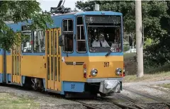  ?? FOTO: PETER RIECKE ?? Auch bei der Thüringerw­aldbahn und Straßenbah­n Gotha, hier die Linie 6 an der Haltestell­e Bahnhof/Stadtpark in Waltershau­sen, schlagen Corona-Verluste zu Buche.