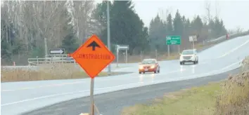  ?? —photo Gregg Chamberlai­n ?? Les automobili­stes qui empruntent le viaduc du chemin Rockdale entre le canton de Russell et la ville d’Ottawa devront peut-être s’habituer à certains retards de circulatio­n. Le ministère des Transports de l’Ontario a des équipes de constructi­on sur le site qui installent de l’équipement pour les feux de circulatio­n à l’intersecti­on et qui élargissen­t également une partie du chemin pour créer une nouvelle voie de virage à gauche sur l’autoroute 417 en direction est. Les récentes pluies ont retardé l’échéancier de certains travaux du projet, mais les représenta­nts du ministère s’attendent toujours à ce que tous les travaux soient terminés d’ici la fin de novembre ou le début de décembre.