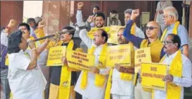  ?? SONU MEHTA/HT ?? TDP leaders raise slogans demanding special category status for Andhra Pradesh outside Parliament during the second leg of the ongoing budget session in New Delhi on Monday.