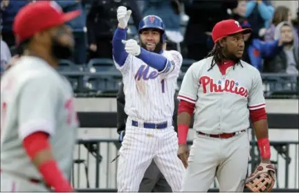  ?? SETH WENIG — THE ASSOCIATED PRESS ?? New York Mets’ Amed Rosario, center, reacts after hitting a two-run triple during the sixth inning of the baseball game against the Philadelph­ia Phillies at Citi Field, Wednesday in New York.