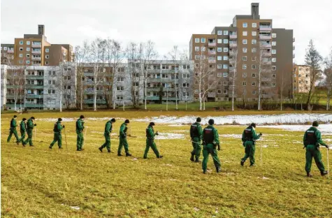  ?? Archivfoto: Ralf Lienert ?? Polizisten suchen eine Wiese nahe der Kemptener Wohnanlage ab, wo die grausame Bluttat geschah. Eine 63-jährige Frau war 2013 mit mehreren Messerstic­hen ermordet worden.