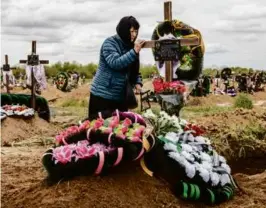  ?? FINBARR O’REILLY/NEW YORK TIMES ?? Tamara Smoliarchu­k mourned her niece, who was killed Friday by Russian shelling in Kherson.