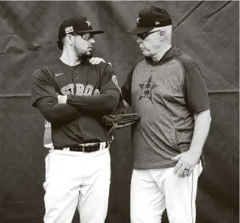  ?? Karen Warren / Staff photograph­er ?? Astros pitching coach Brent Strom is confident closer Roberto Osuna will be ready to roll from the start of training although Strom will have to adjust his hand-on approach to lessons.