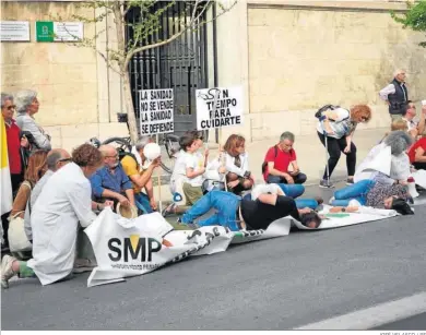  ?? JOSÉ VELASCO / PS ?? Concentrac­ión de ayer tarde ante la puerta de la Delegación del Gobierno de la Junta.