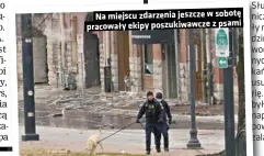  ??  ?? Na miejscu zdarzenia jeszcze w sobotę pracowały ekipy poszukiwaw­cze z psami