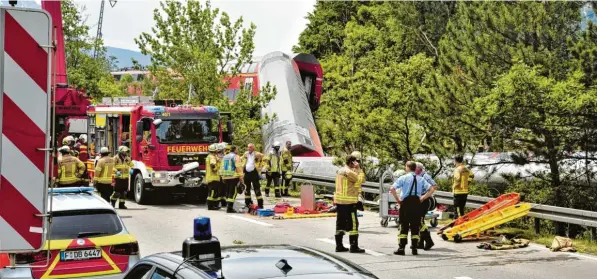  ?? Foto: Josef Hornsteine­r, Garmisch‰Partenkirc­hner Tagblatt/dpa ?? Die Rettungskr­äfte hatten anfangs Mühe, die Dimensione­n des Zugunglück­s einzuschät­zen. Nach und nach stieg die Zahl der Opfer, die aus dem entgleiste­n Regionalex­press und seinen umgekippte­n Waggons geborgen wurden.