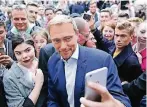  ??  ?? 23. September: Christian Lindner macht Selfies mit Besuchern auf dem Schadowpla­tz.